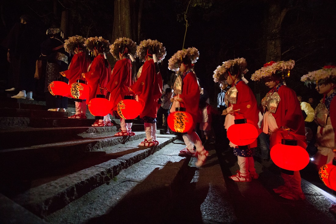 撮影：三宅徹 2013年／整列して参道の階段をのぼる踊り子の少女たちの写真