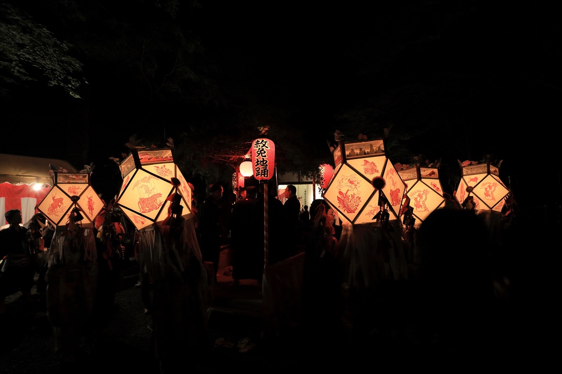 撮影：三宅徹 2013年／「狩場踊」の「いざやかえらん、わがやどへ」を合図に、燈籠着たちは境内をあとにして、赦免地踊がおわるの写真
