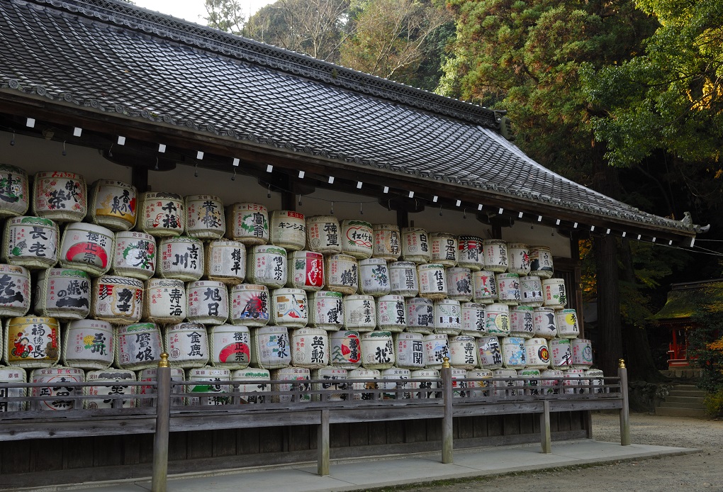 酒樽が並ぶ神輿庫の写真
