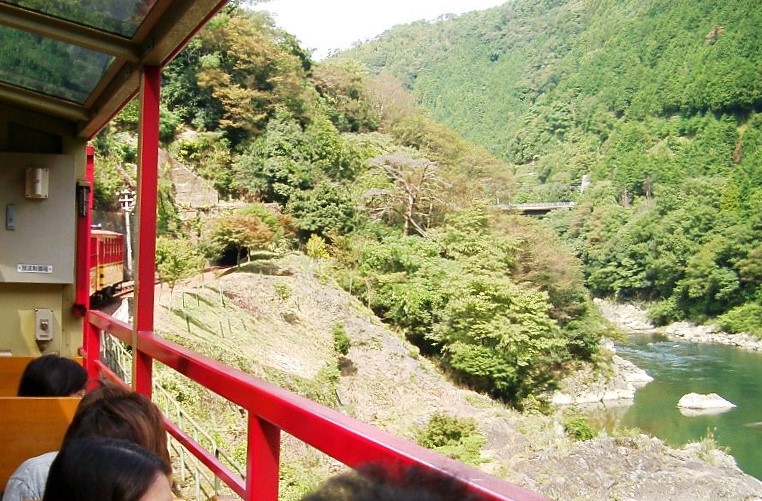 車内から見た保津峡の写真