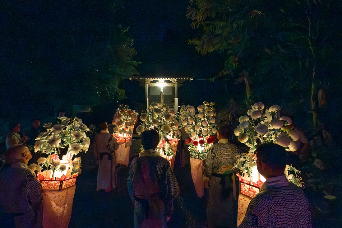 撮影：中野貴広 2023年／午後8時、上の宮神社で花笠踊を奉納するの写真