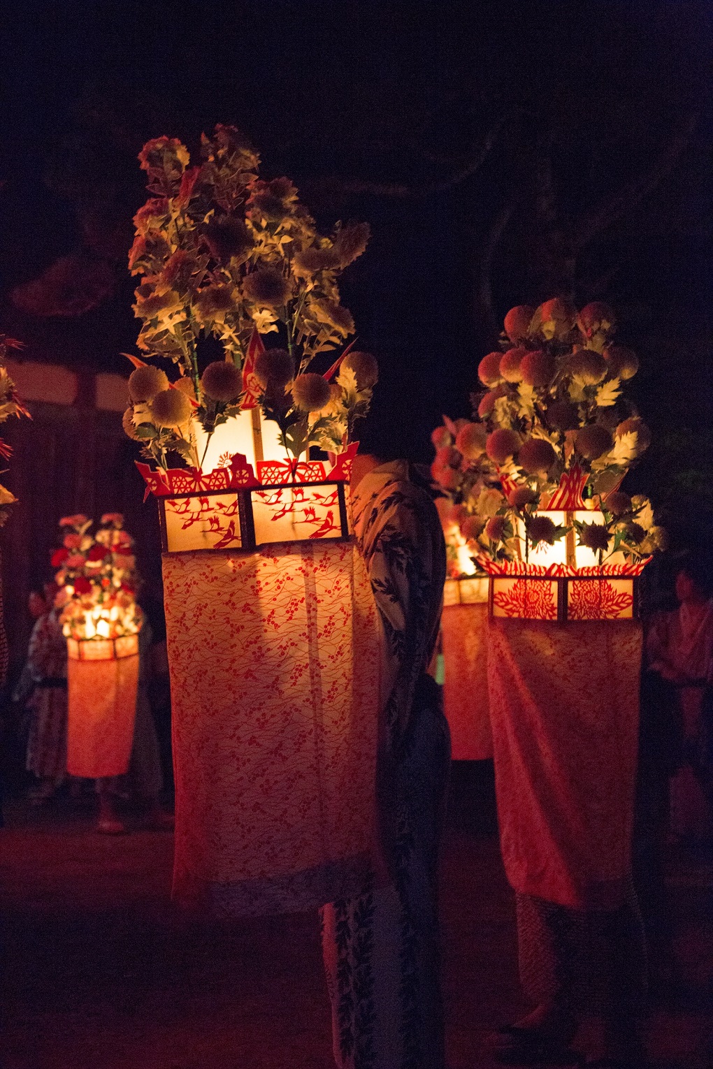 撮影：三宅徹 2015年／行灯の周囲に手作りの造花を飾った花笠は、ろうそくの灯を透かして美しいの写真