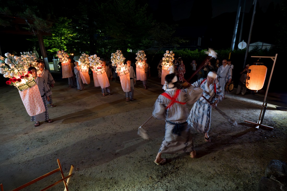 撮影：中野貴広 2023年／午後10時頃、志古淵神社の境内で、ヨリ棒を打ち合うと、花笠踊が始まるの写真