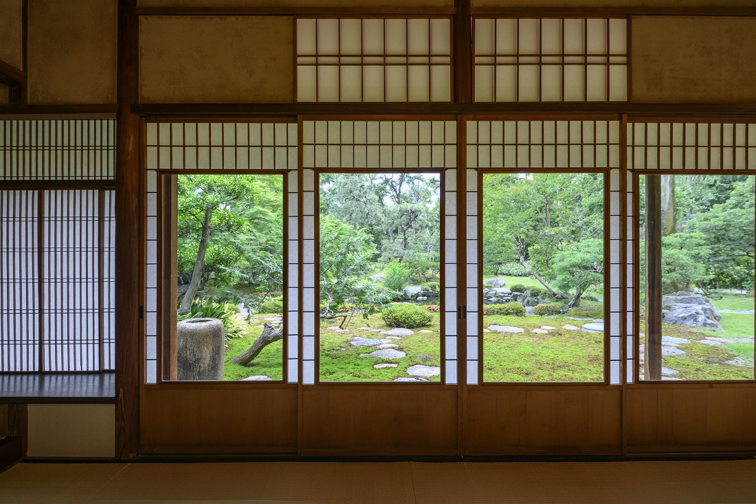 大正ガラス越しの庭園の写真