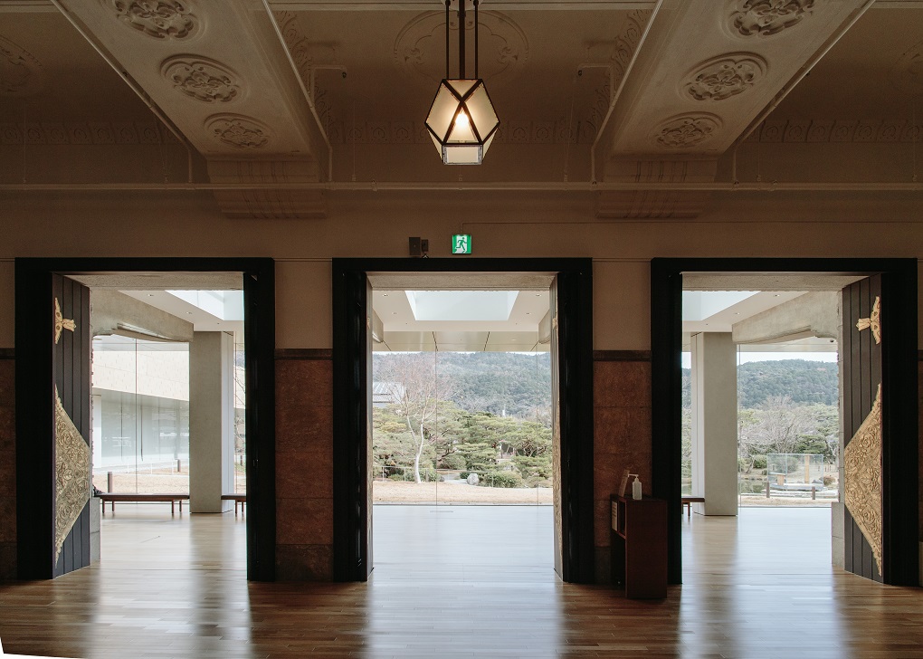 本館から日本庭園を望むの写真