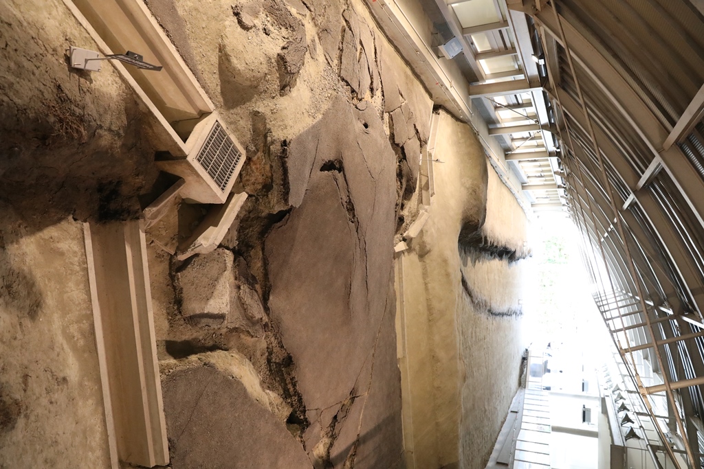 野島断層　アスファルト道路のズレの写真