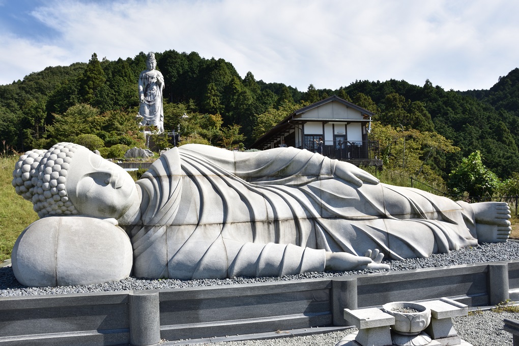 大涅槃石像と大観音石像（写真奥）の写真