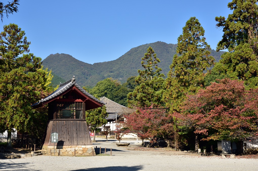 鐘楼と二上山の写真