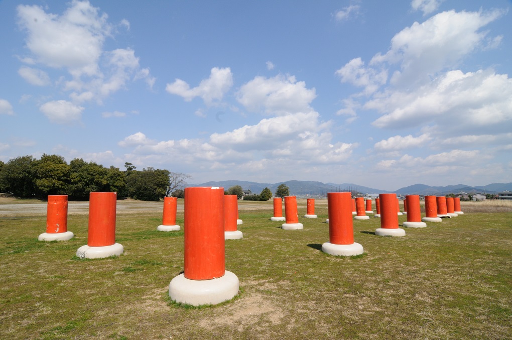 建物跡を示す模造柱の写真