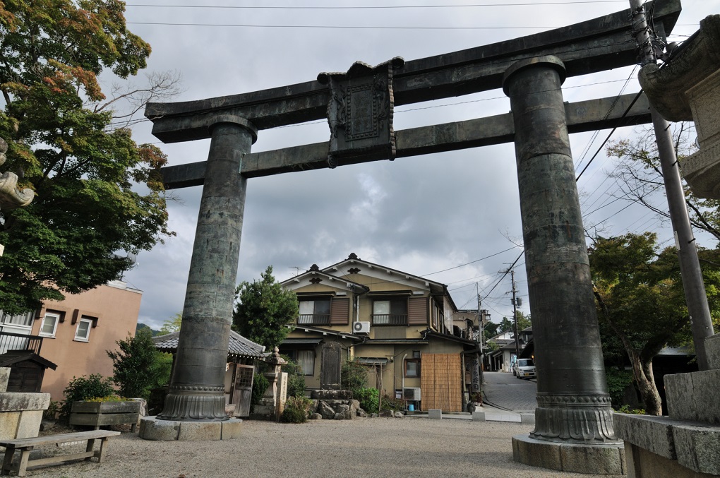 銅鳥居の写真