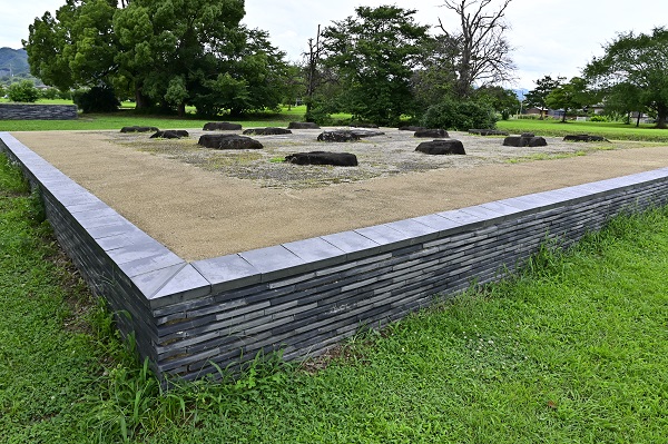 創建当時の礎石が残る塔跡の写真