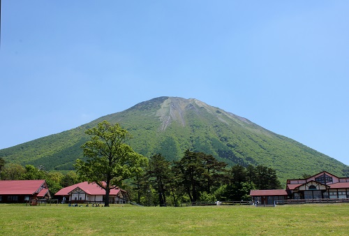 伯耆町から見た大山の写真