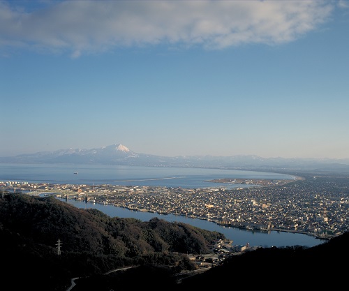 境港から弓ヶ浜、大山の遠景の写真