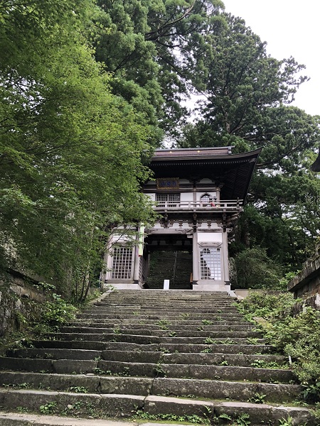 大山寺本堂の山門の写真