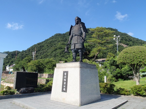 吉川経家公像と鳥取城跡の写真