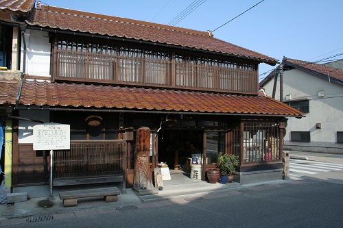 本町通りの酒造店の写真