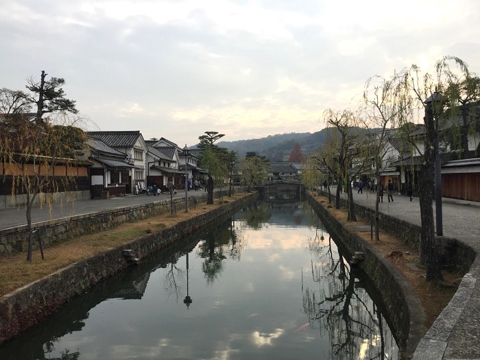 倉敷川畔の街並みの写真