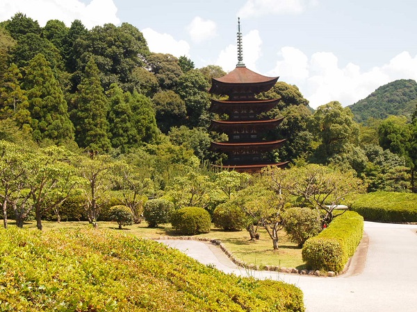 瑠璃光寺五重塔（香山公園）の写真