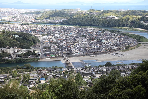 周辺の都市化が進む錦帯橋の写真