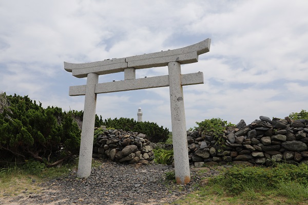 夢崎明神と灯台の写真