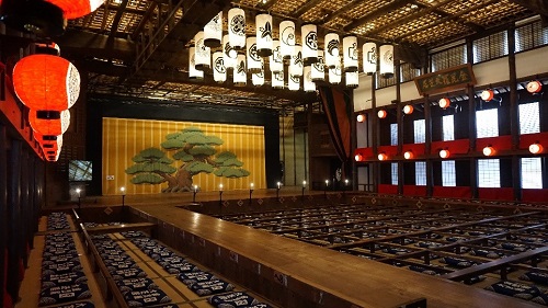 旧金毘羅大芝居（金丸座）で上演される歌舞伎の写真