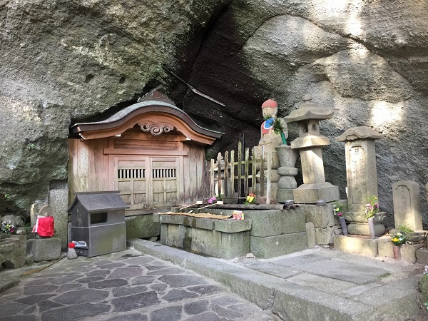 弥谷寺水場の洞窟の写真