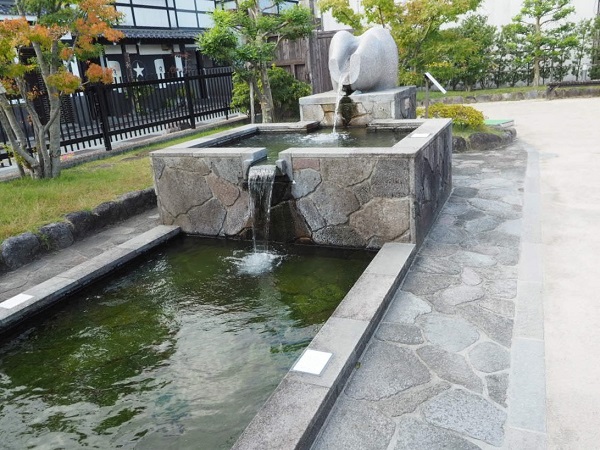 清流亭の湧水の写真