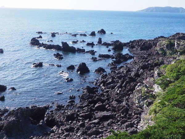 鐙瀬溶岩海岸の写真