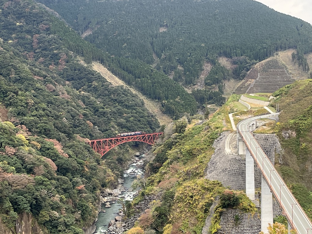 第一白川橋梁を行く列車の写真