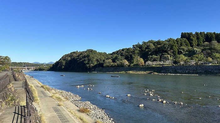 人吉城跡と球磨川の写真