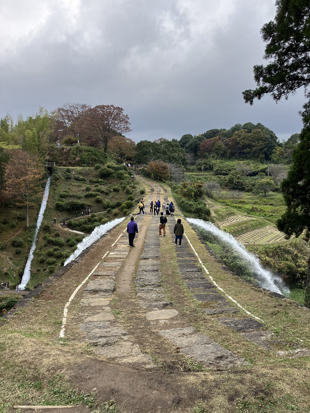 通潤橋上の写真