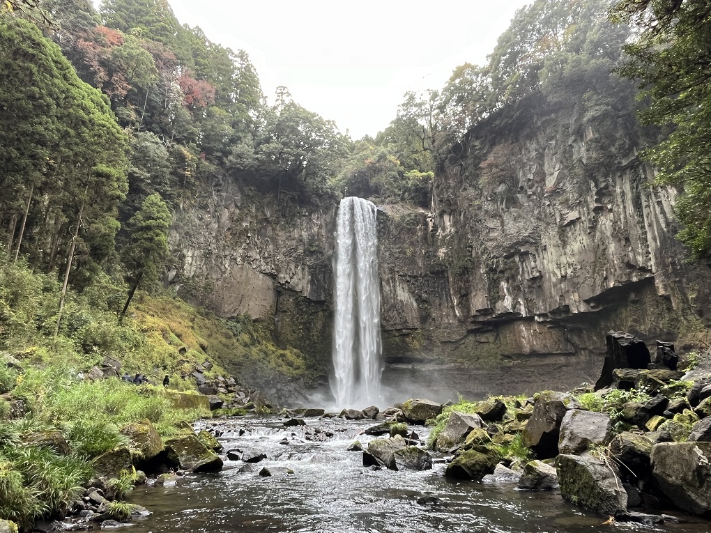 滝つぼの近くの写真