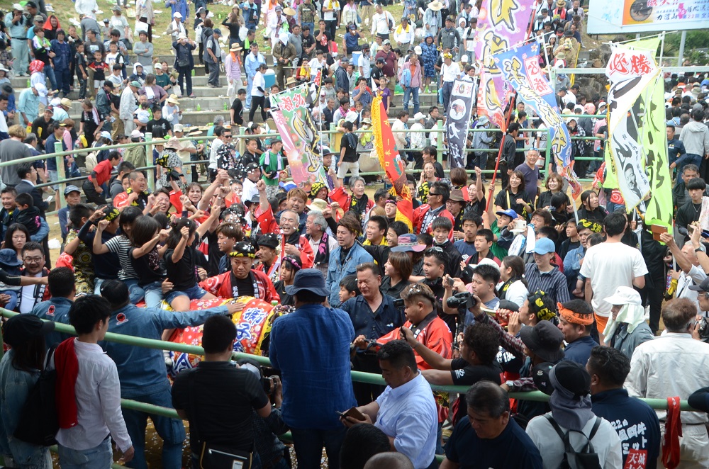 闘牛大会の様子・勝利に沸く観客の写真