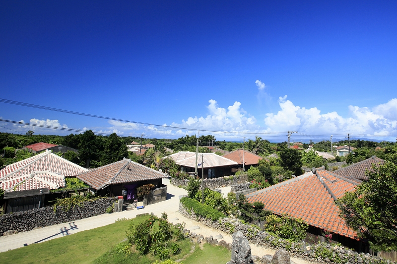 竹富島の赤瓦屋根の民家群（竹富島）の写真